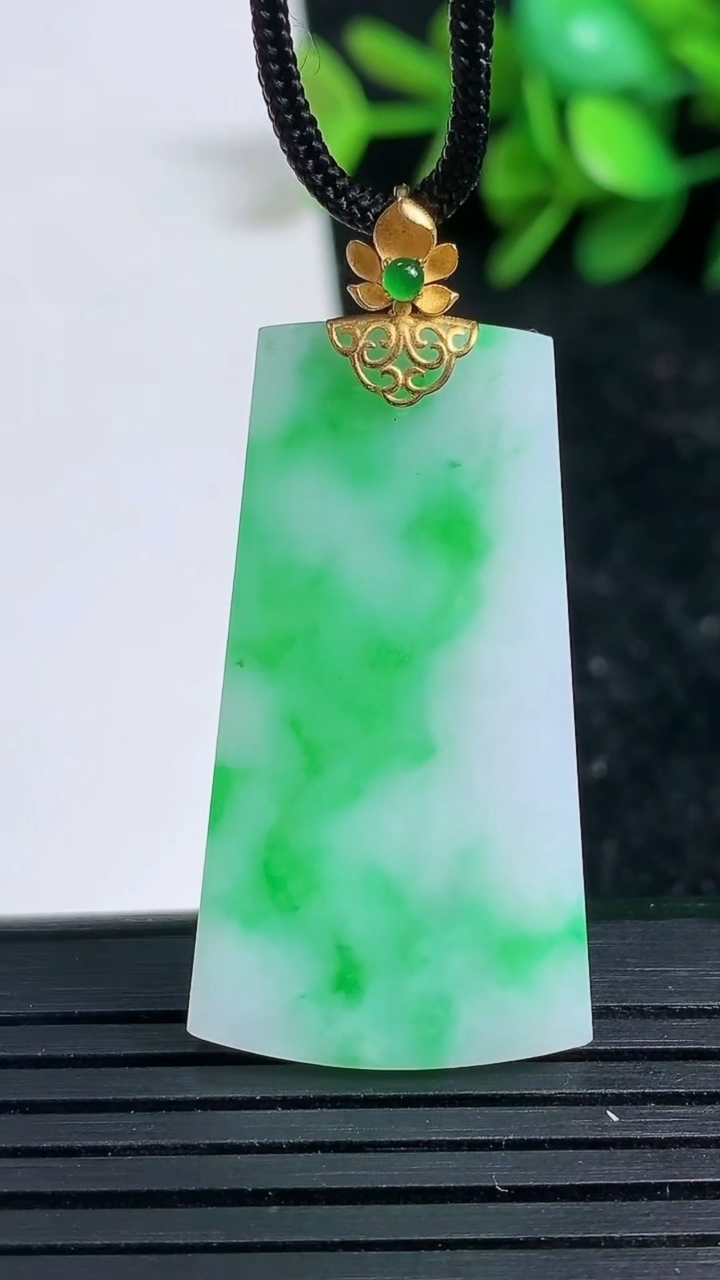 天然A货翡翠无事牌吊坠尺寸36.8-19.9-2.2重量:5.04g
3月23日