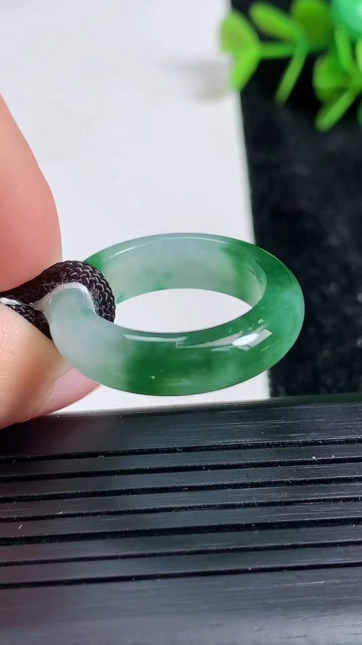 天然A货翡翠指环戒指尺寸18.4-6.3-3.8重量:4.80g2026年3月23日
工厂直销收藏佳品,种好水足，色泽均匀，有种有色，上手高大气！