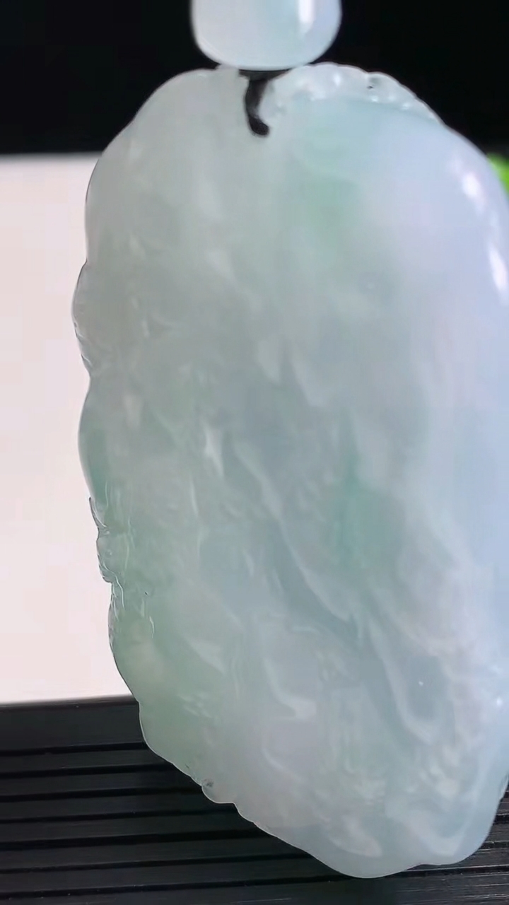 天然A货翡翠龙牌吊坠尺寸62-39.6-11.5重量:65.42g
3月23日