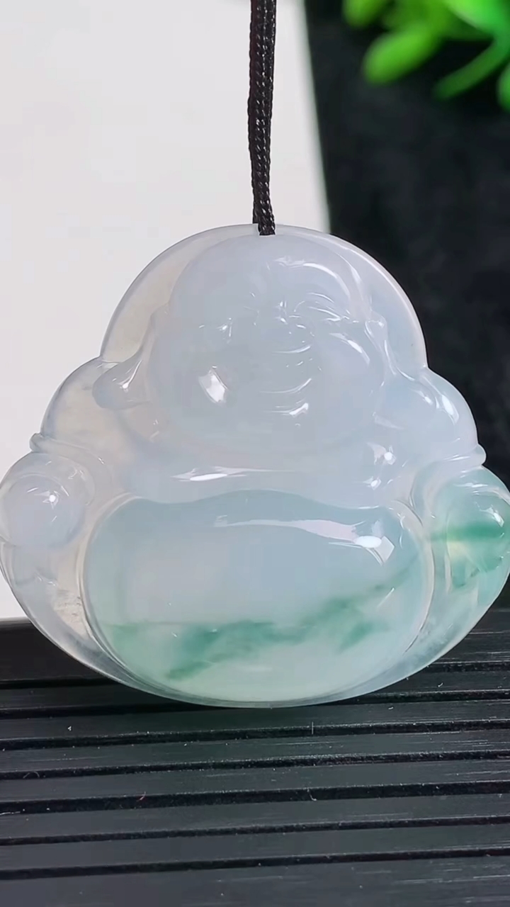 天然A货翡翠种飘花佛公吊坠尺寸32.4-35.1-6.3重量:10.36g
3月23日