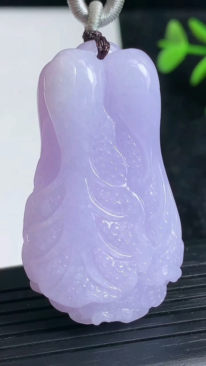 天然A货翡翠紫罗兰白菜吊坠尺寸47.1-27.9-13.6重量:35.36g
3月23日