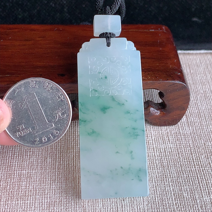 天然A货翡翠飘花仿古无事牌吊坠 
尺寸58-23.5-6.5mm 重量30.58g 0322