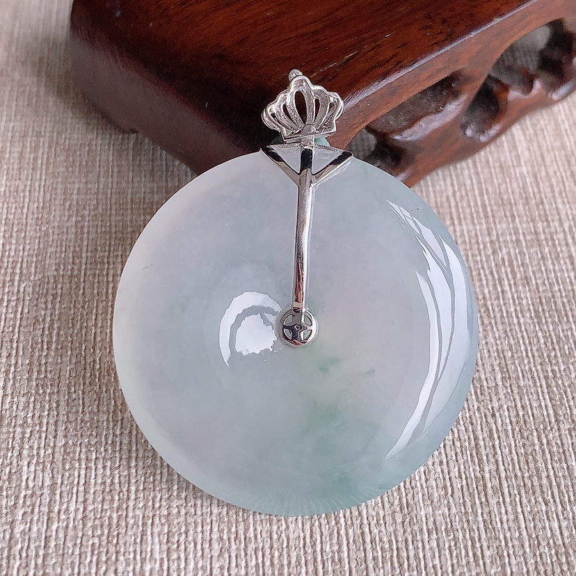 天然A货翡翠18K金镶嵌飘花大件平安扣吊坠 
尺寸46.5-37.4-6.3mm 重量19.60g 