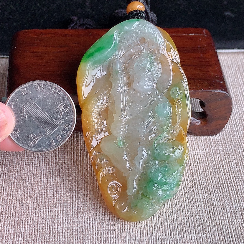 天然A货翡翠黄加绿双彩不动明王吊坠 
尺寸70.5-39.3-11mm 重量48.96g 0322