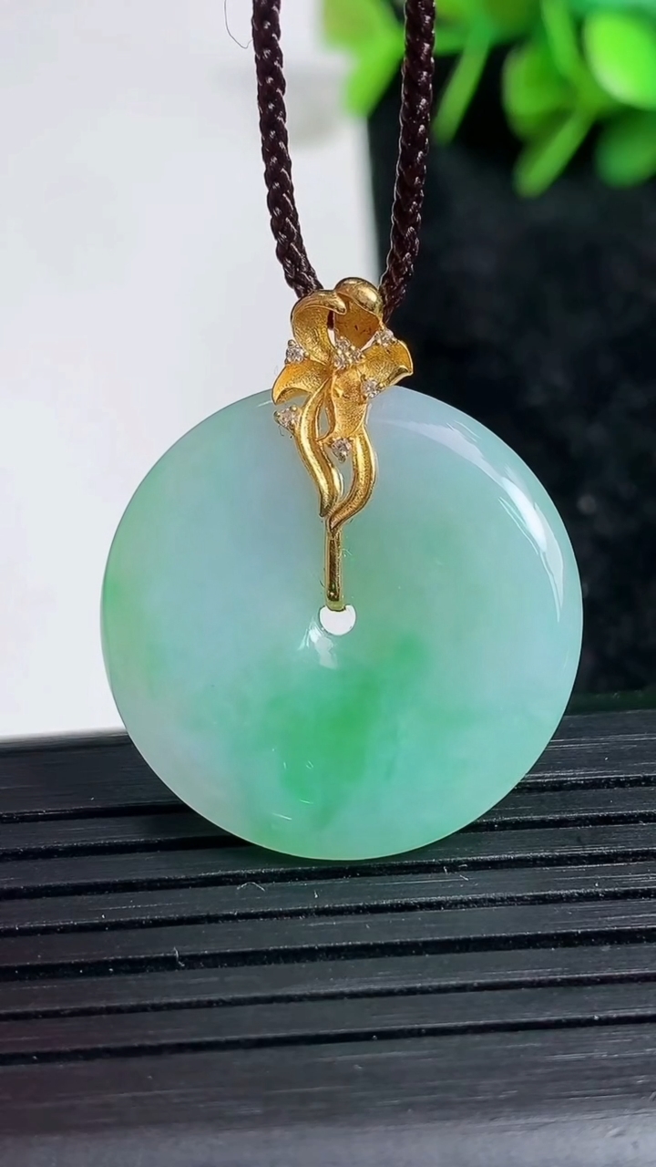 天然A货翡翠平安扣吊坠尺寸25.9-4.4重量:7.07g
3月23日