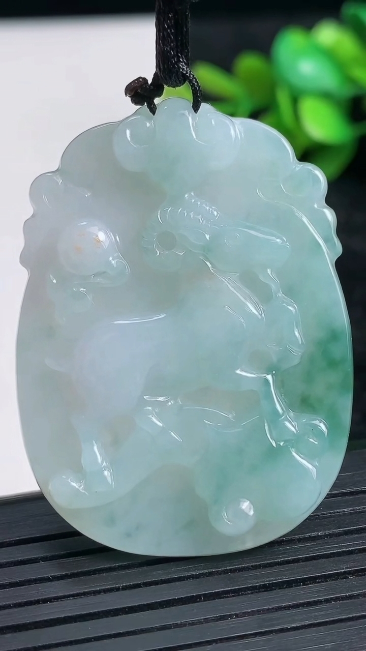 天然A货翡翠飘花生肖羊吊坠尺寸46.5-33.9-5.7重量:16.23g
3月23日