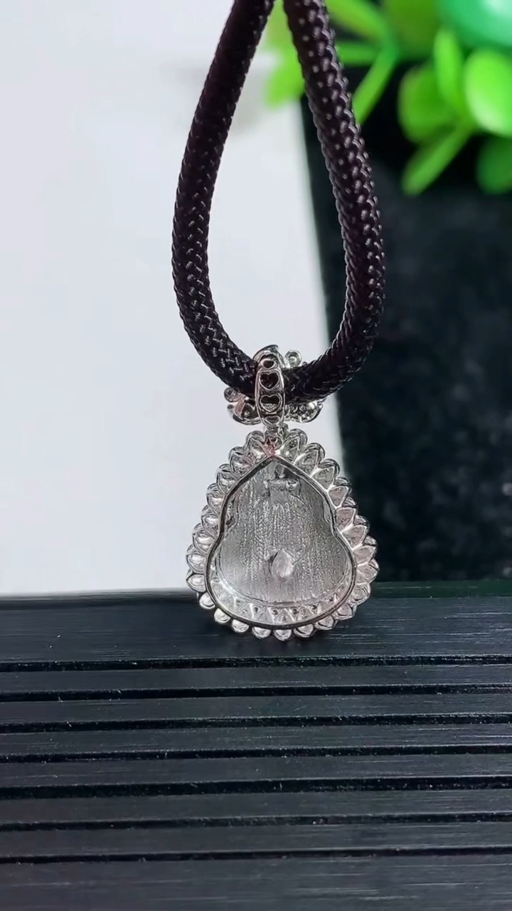 天然A货翡翠葫芦吊坠尺寸20.7-13.8-6.7裸石11.2-9.9重量:1.88g
3月23日