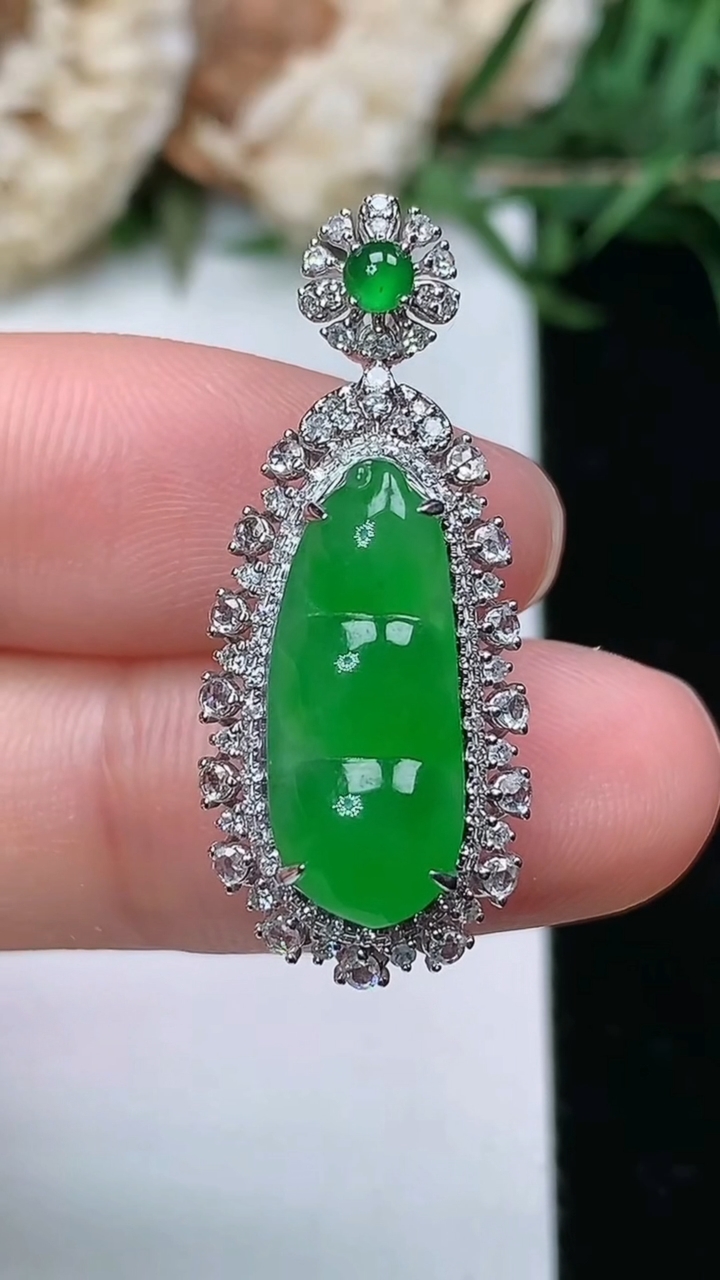 天然A货翡翠福豆吊坠，尺寸30.2-12.7-9.8，裸石17-7，重量:3.44g
3月23日