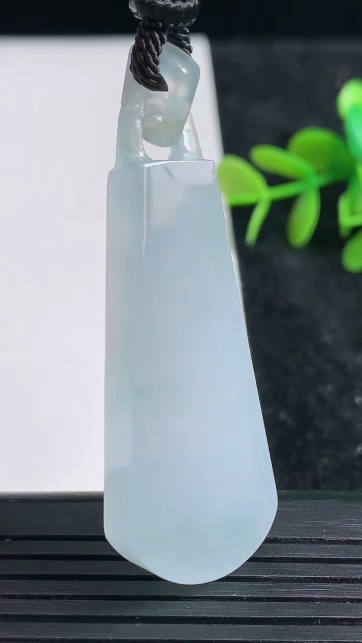 天然A货翡翠飘花无事牌吊坠尺寸42.8-11.6-7重量:10.59g
3月23日