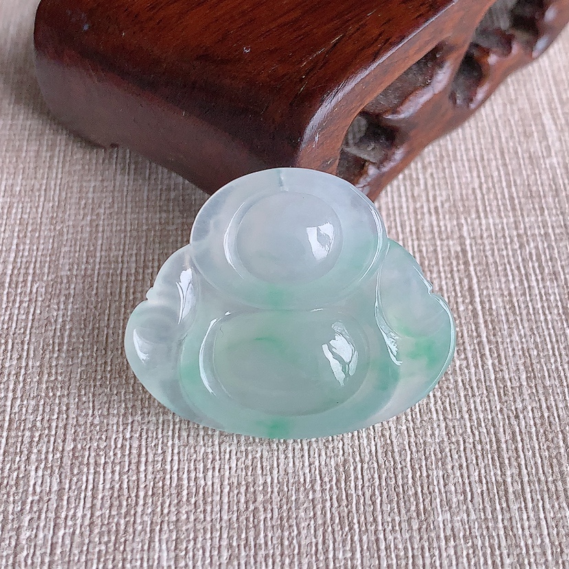 天然A货翡翠飘绿佛公吊坠 
尺寸27.6-34-6.8mm 重量9.30g 0322