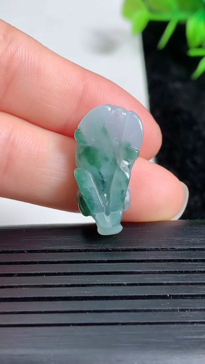 天然A货翡翠飘花生肖牛吊坠尺寸23.8-11.4-5.8重量:3.28g
3月23日