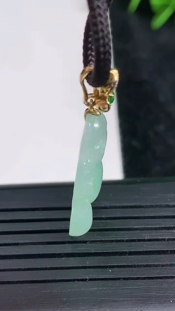 天然A货翡翠布袋佛吊坠尺寸24.8-14.7-4.3重量:3.19g
3月23日