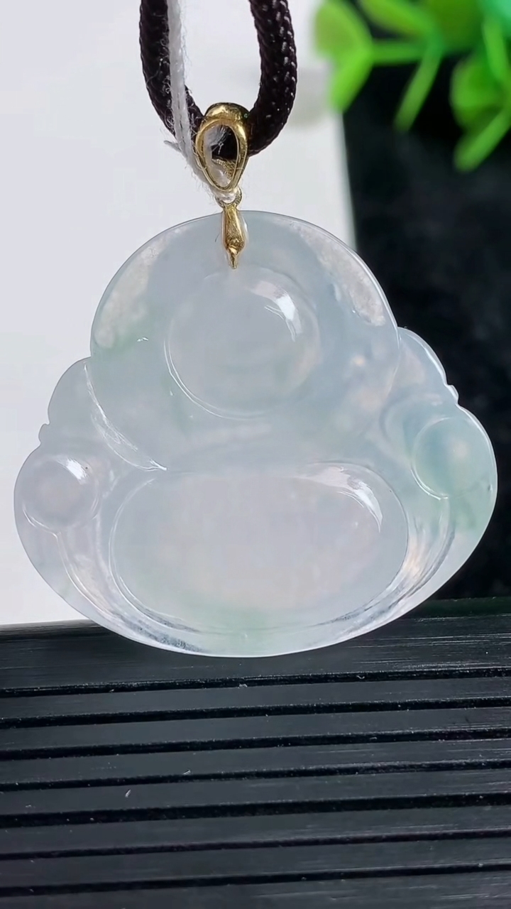 天然A货翡翠佛公吊坠尺寸31.3-34.1-6.2重量:10.38g
3月23日