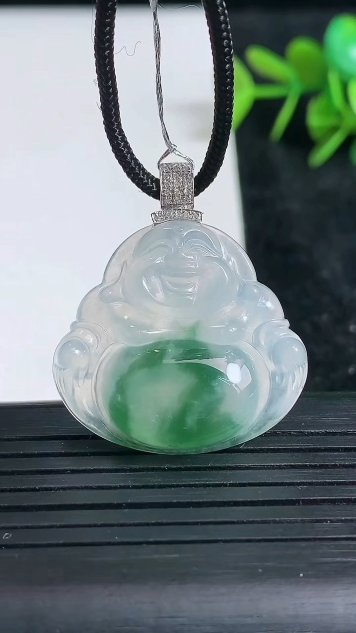 天然A货翡翠种飘花佛公吊坠尺寸27.7-28.9-6.1重量:7.74g
3月23日