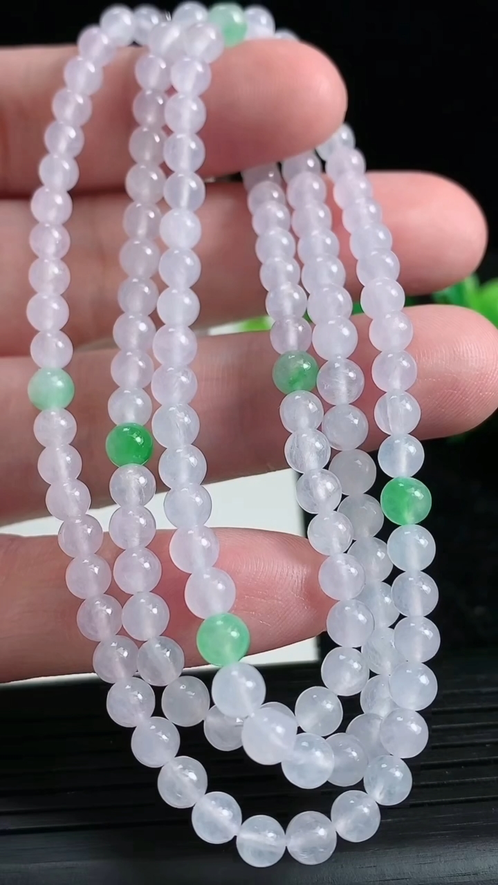 天然A货翡翠圆珠项链尺寸4.4-130颗重量:24.35g
3月23日