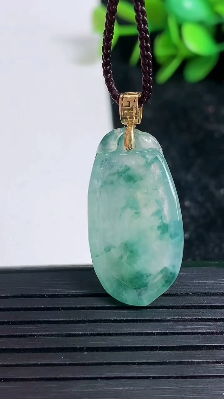 天然A货翡翠种飘花福瓜吊坠尺寸29-15.4-7.9重量:6.16g
3月23日