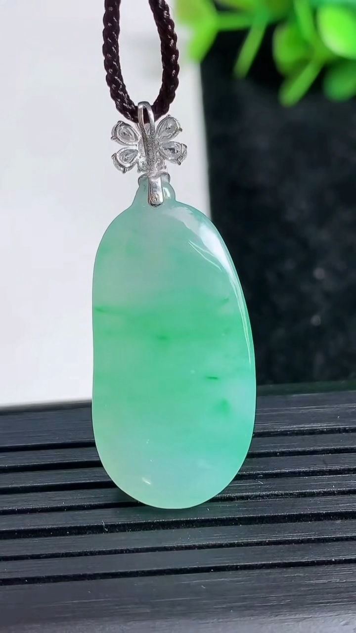 天然A货翡翠福瓜吊坠尺寸31.6-15.6-6.5重量:6.70g
3月23日