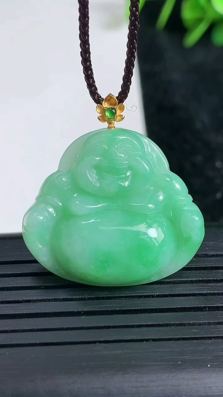 天然A货翡翠佛公吊坠尺寸25.9-28.4-5.8重量:6.05g
3月23日