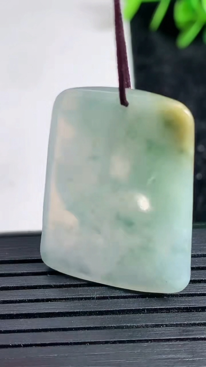 天然A货翡翠飘花生肖鸡吊坠尺寸31.2-23.8-6重量:8.63g
3月23日