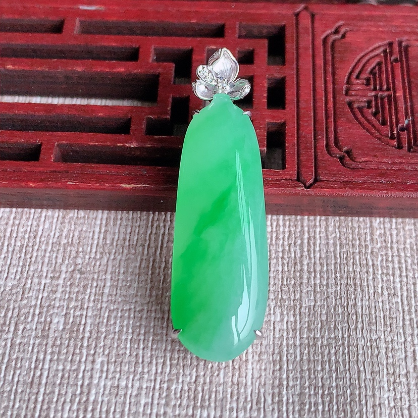 天然A货翡翠18K金伴钻镶嵌飘绿福瓜吊坠 
尺寸39.2-32.8-11.5-8mm 重量7.06g