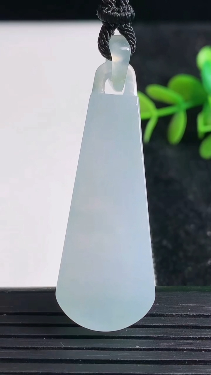 天然A货翡翠飘花无事牌吊坠尺寸42.8-11.6-7重量:10.59g
3月23日