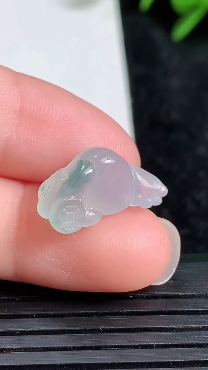 天然A货翡翠飘花金蟾吊坠尺寸17.1-8.7-5.8重量:1.62g
3月23日