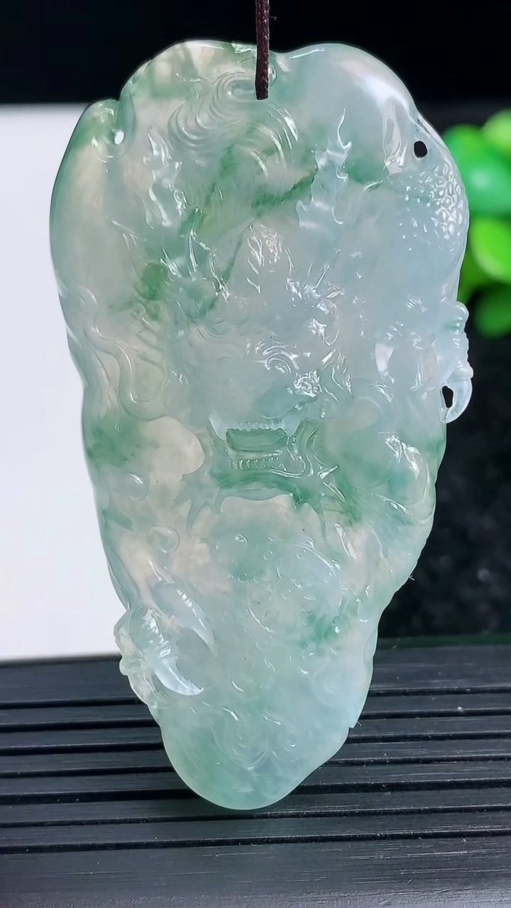 天然A货翡翠种飘花龙牌吊坠尺寸59.7-32.6-10.3重量:27.10g
3月23日