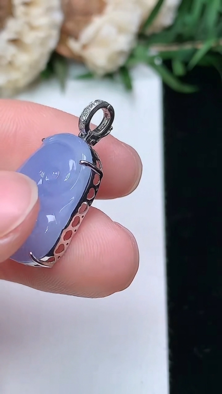 天然A货翡翠k金紫罗兰 飘花如意吊坠，尺寸18.2-13.4-5.3，重量:2.66g
3月23日