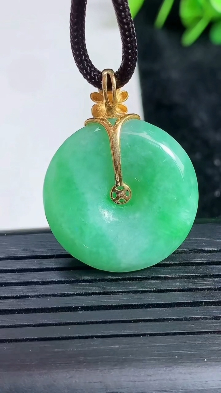 天然A货翡翠平安扣吊坠尺寸24.1-5.8重量:7.95g
3月23日