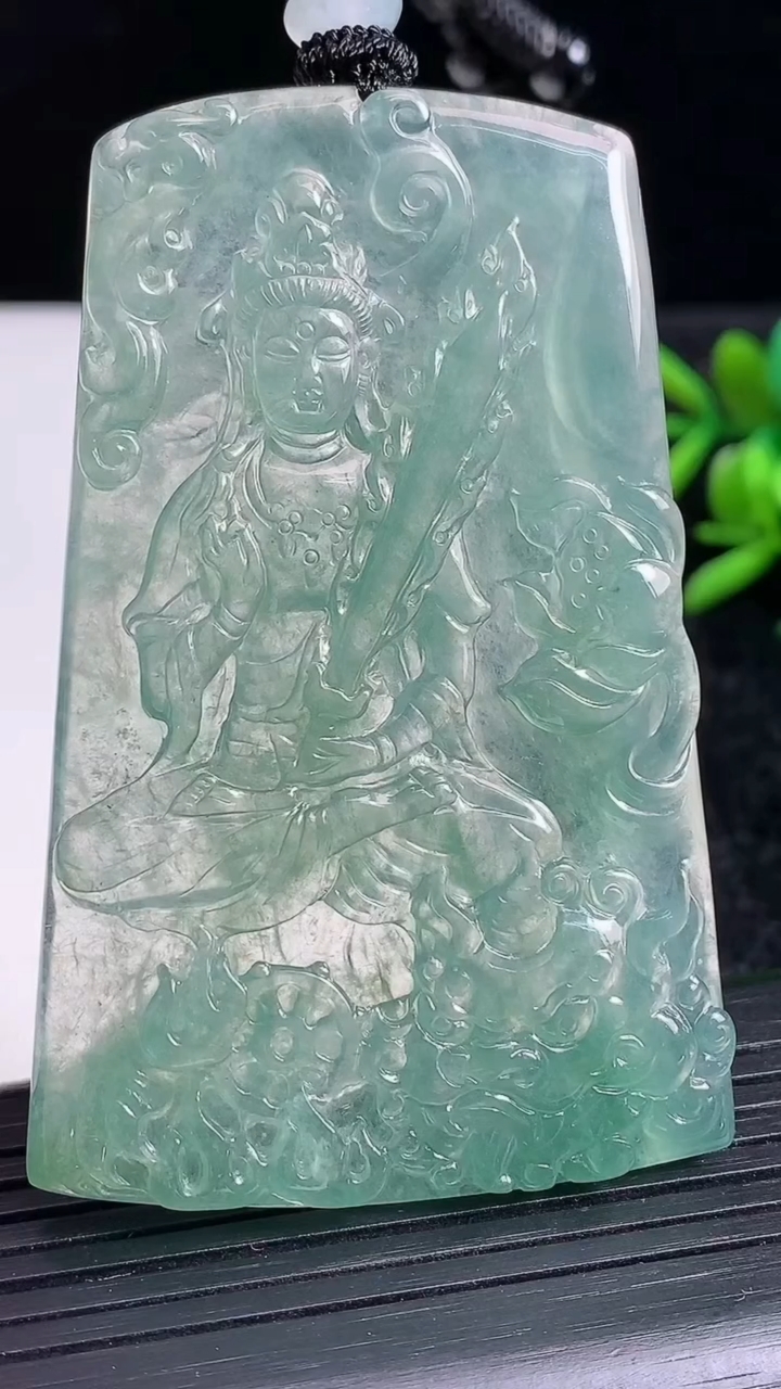 天然A货翡翠文殊菩萨吊坠尺寸64.8-41.9-5.5重量:40.13g
3月23日