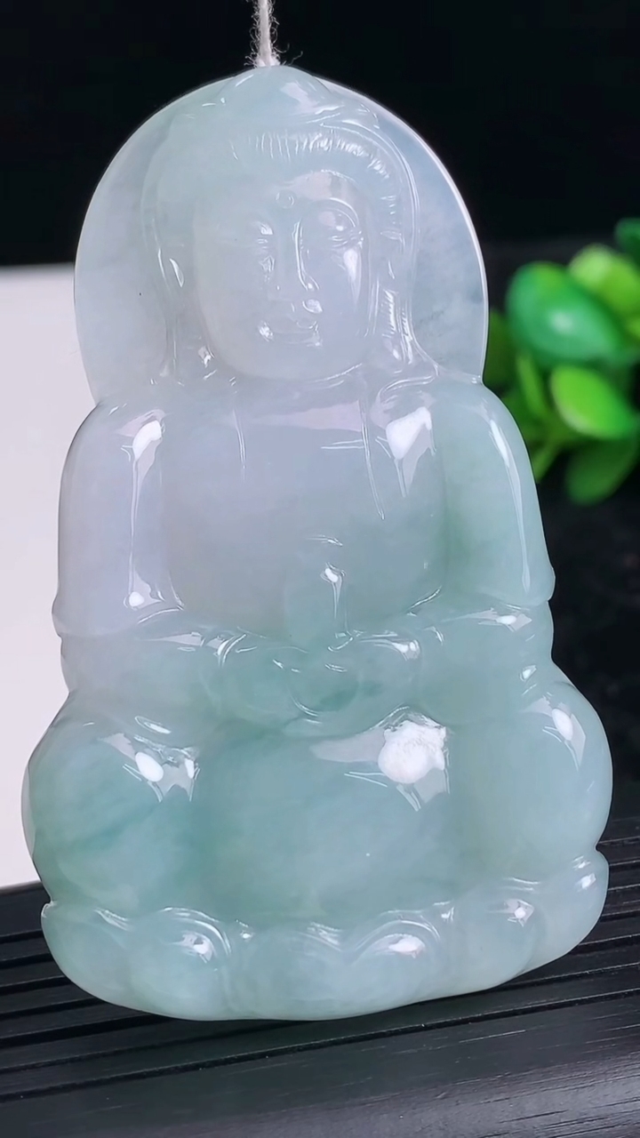 天然A货翡翠观音菩萨吊坠尺寸66.8-41.3-5.4重量:29.49g
3月23日