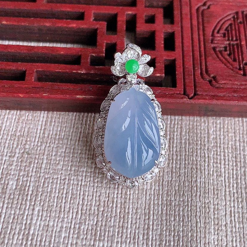 天然A货翡翠18K金伴钻镶嵌紫罗兰叶子金枝玉叶吊坠 
尺寸29.3-14.8-10裸石17.5-11mm 重量4.73g 0322