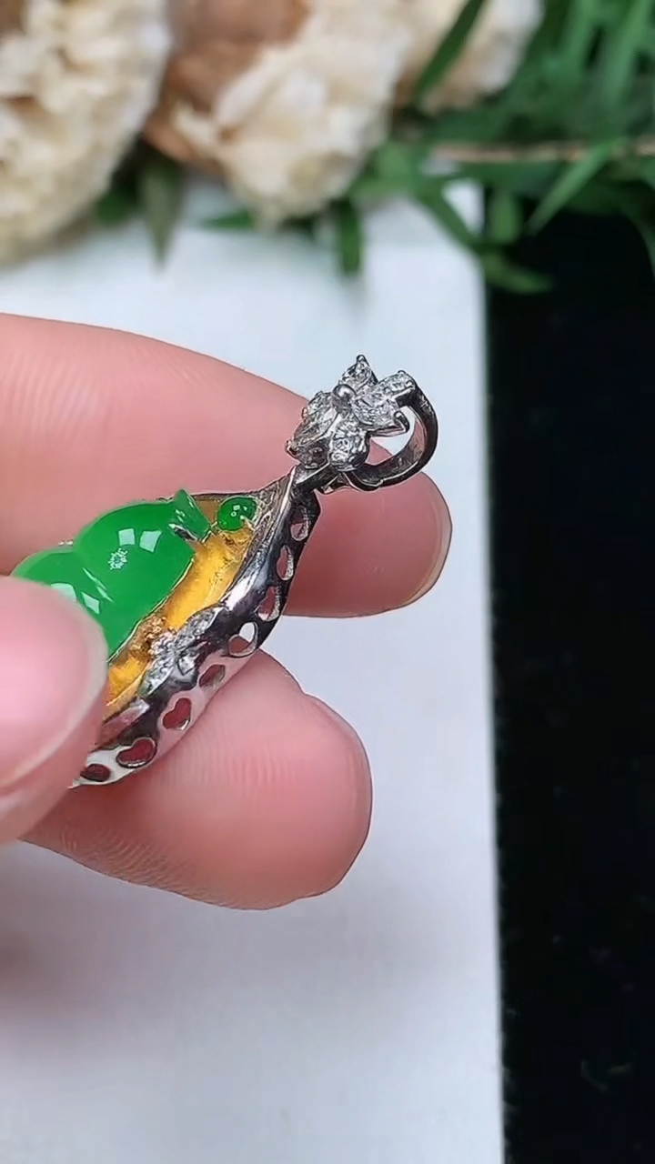 天然A货翡翠葫芦吊坠，尺寸27-15-7.7，裸石12-8.2，重量:3.59g
3月23日