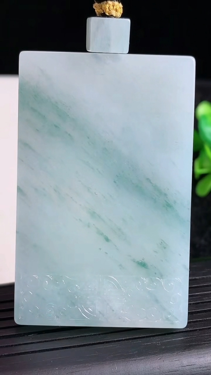 天然A货翡翠飘花仿古无事牌吊坠尺寸60.5-38.5-6.1重量:64.87g
3月23日