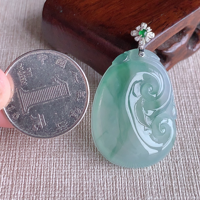 天然A货翡翠18K金镶嵌飘花如意吊坠 
尺寸42.2-34.6-25-6mm 重量10.68g 0322