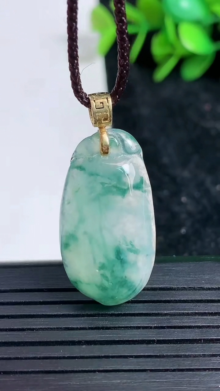 天然A货翡翠种飘花福瓜吊坠尺寸29-15.4-7.9重量:6.16g
3月23日