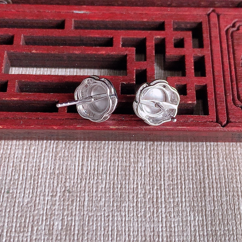 天然A货翡翠18K金伴钻镶嵌阳绿蛋面耳钉 
尺寸6.8-6mm 重量2.50g 0322