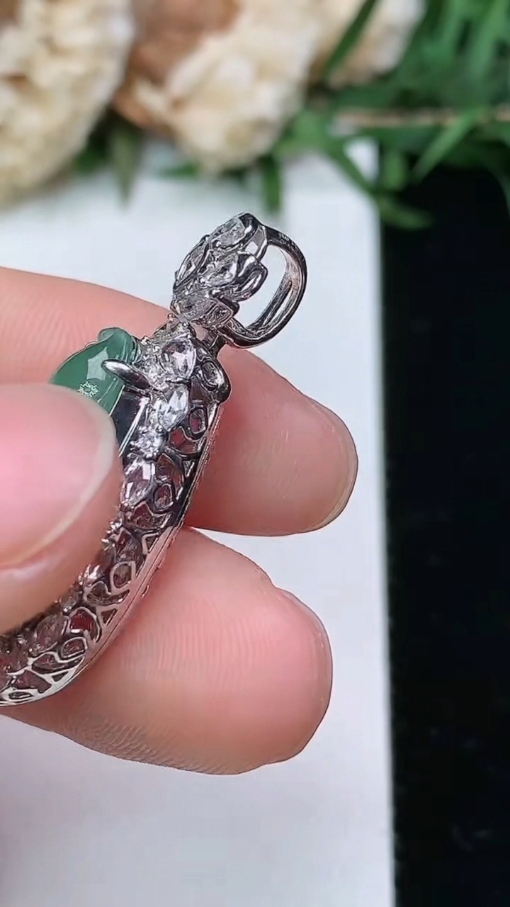 天然A货翡翠福豆吊坠，尺寸31.5-13.7-10.3，裸石19.5-10.7，重量:4.87g
3月23日