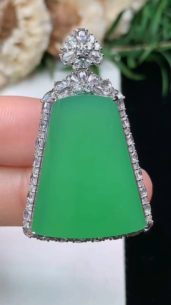 天然A货翡翠无事牌吊坠，尺寸38.3-23.3-10.2，裸石24.3-18.6，重量:12.17g