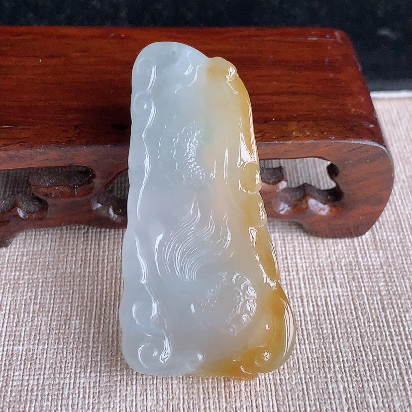 天然A货翡翠飘黄翡龙牌吊坠 
尺寸57.5-28.5-9mm 重量27.30g 0322