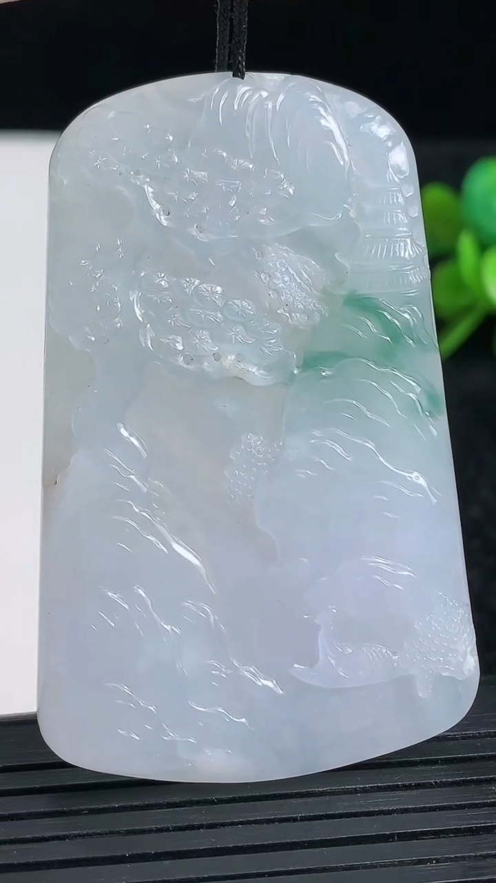 天然A货翡翠牌吊坠尺寸58.9-37.3-5.4重量:28.32g
3月23日