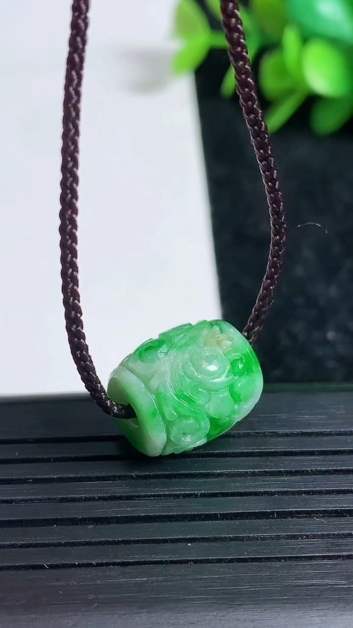 天然A货翡翠雕花路路通吊坠尺寸12.5-13.9重量:4.24g
3月23日