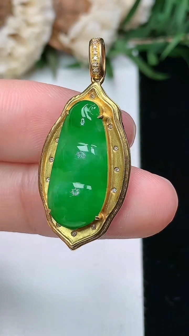 天然A货翡翠福豆吊坠，尺寸33.8-14.8-6.3，裸石19.7-8.9，重量:3.06g
3月23日