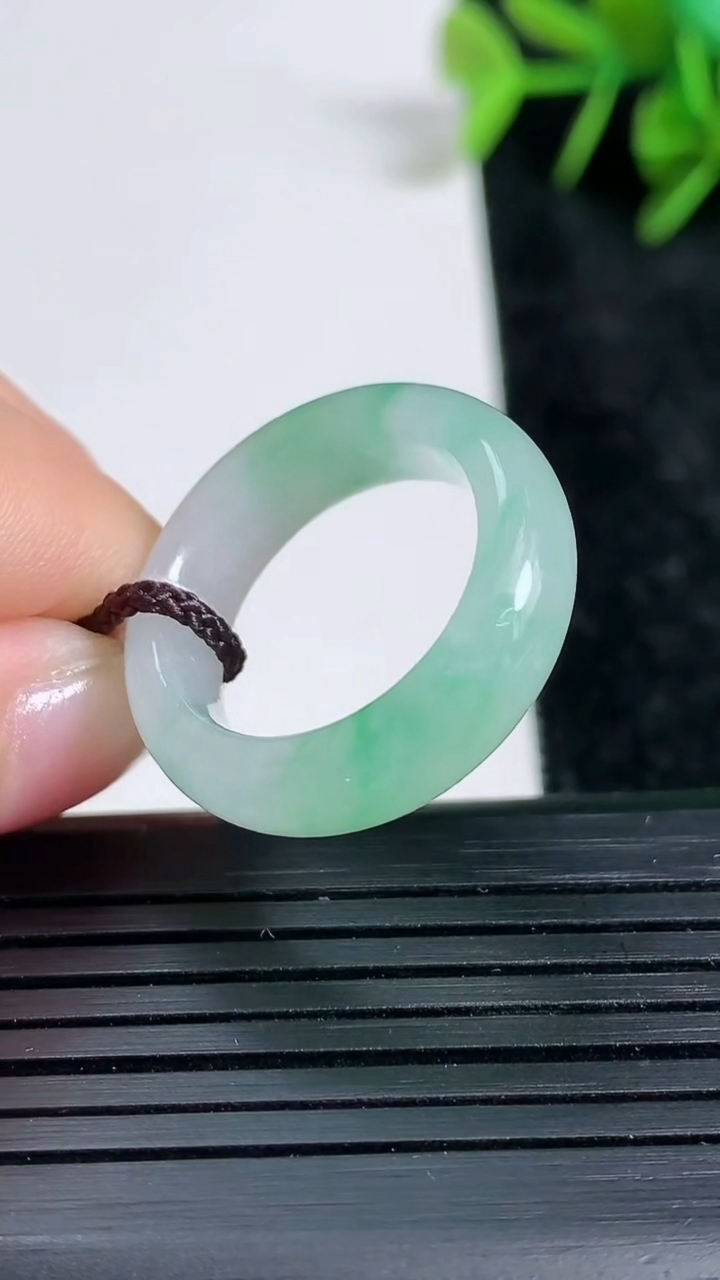 天然A货翡翠指环戒指尺寸17.2-6.4-3.8重量:4.49g2026年3月23日
工厂直销收藏佳品,种好水足，色泽均匀，有种有色，上手高大气！