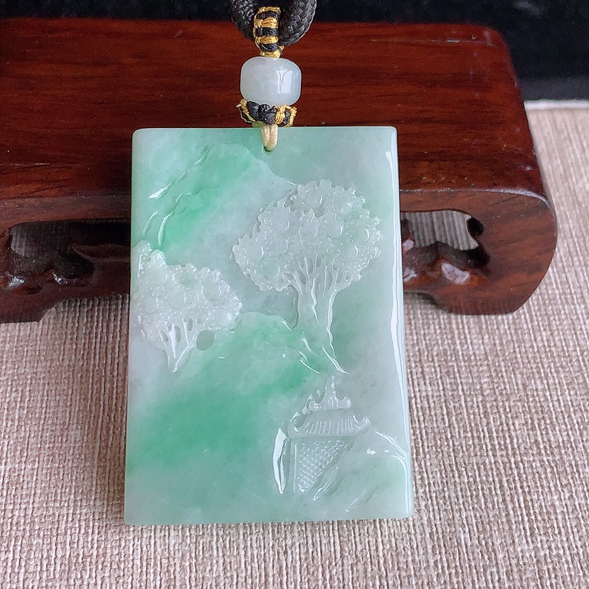 天然A货翡翠黄加绿双彩意境山水牌吊坠  
尺寸48.8-35.3-10.8mm 重量51.75g 0