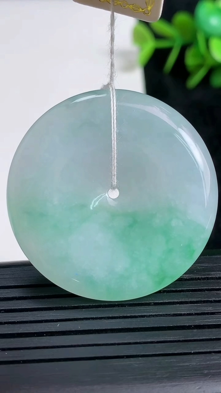 天然A货翡翠平安扣吊坠尺寸37.7-5.9重量:18.28g
3月23日