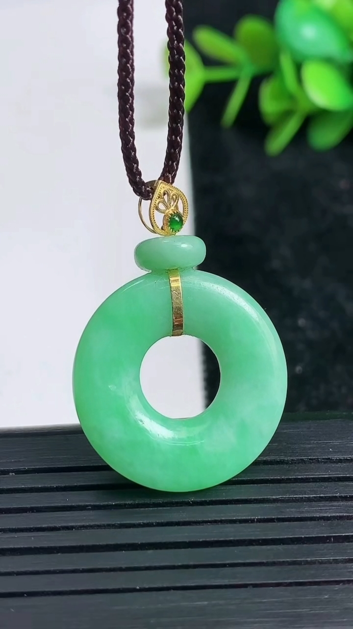 天然A货翡翠平安环吊坠尺寸23.5-3.7重量:4.58g
3月23日