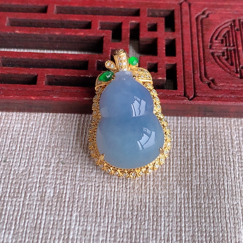 天然A货翡翠18K金伴钻镶嵌紫罗兰葫芦吊坠 
尺寸28.3-18-11.2裸石20.6-14.4mm 重量5.38g 0322