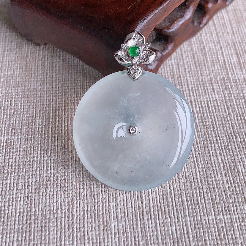 天然A货翡翠18K金伴钻镶嵌白冰白月光平安扣吊坠 
尺寸37-28.3-5.2mm 重量10.00g 0322