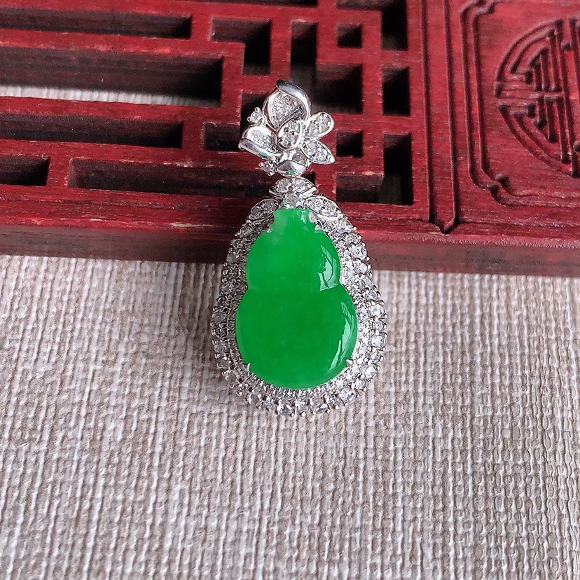 天然A货翡翠18K金伴钻镶嵌阳绿葫芦吊坠  
尺寸27.8-14.5-9.8裸石14.2-9.6mm